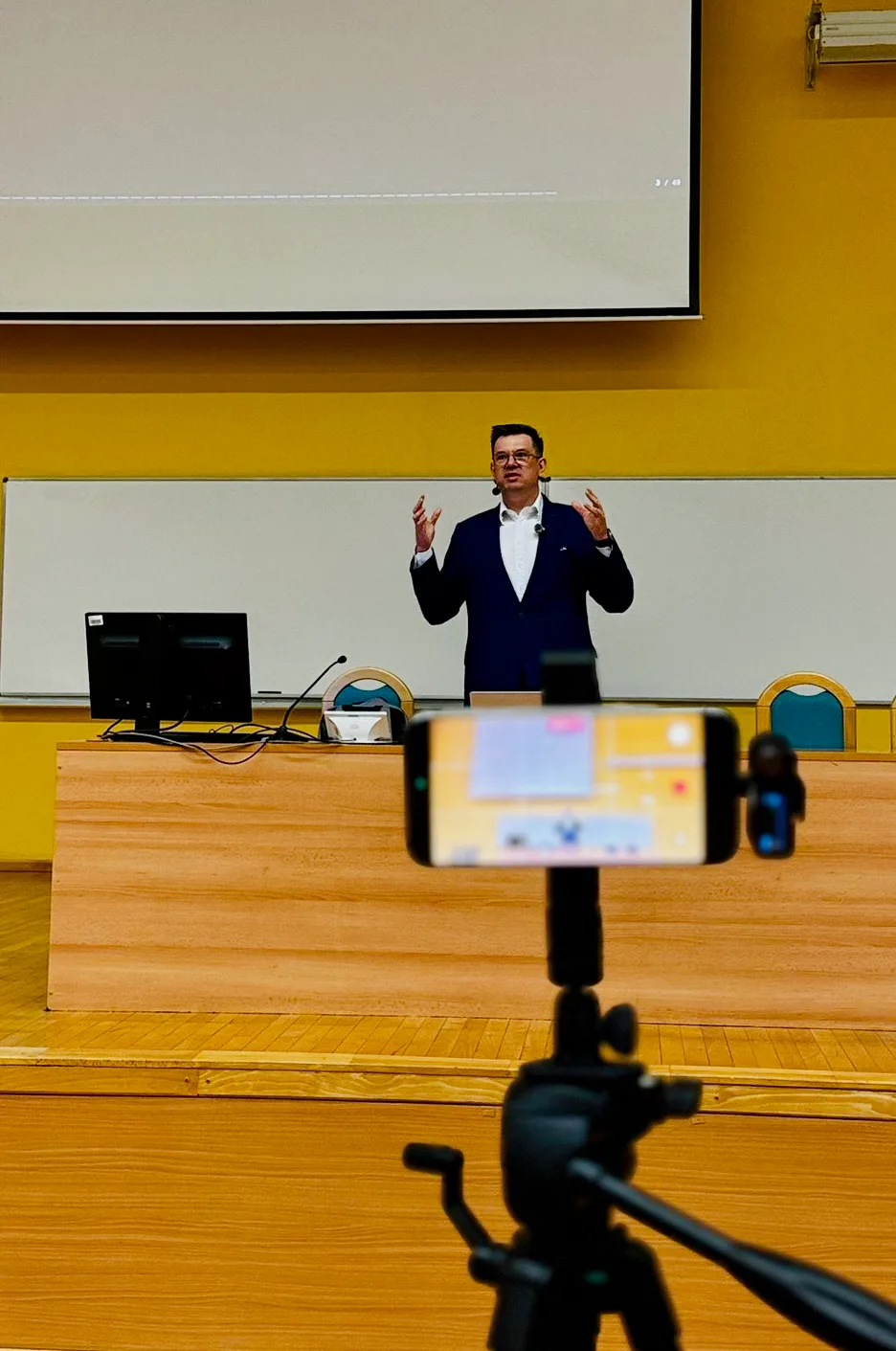 Sergiusz Rotman podczas prelekcji